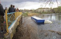 В Черниговской области фура, сбив велосипедистку, упала с моста в реку