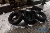 К посольству России в Киеве принесли шины, на огражденную территорию бросили дымовые шашки (обновлено)