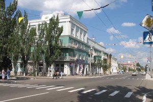 В Макеевке за ночь побелили деревья и положили новую плитку