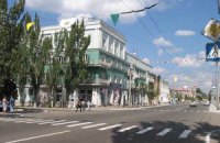 В Макеевке за ночь побелили деревья и положили новую плитку