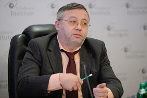 Украинцы кредитуют США, покупая доллары, - мнение