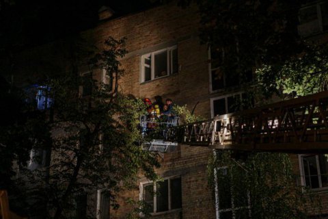 В Киеве в результате пожара в пятиэтажке погибла женщина
