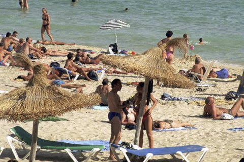 Испания решила открыть границы для туристов с июля