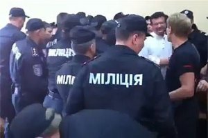 Из-за драки в суде госпитализированы два милиционера