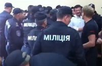 Из-за драки в суде госпитализированы два милиционера
