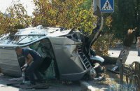 ДТП в Киеве: джип после лобового столкновения влетел в дерево и пробил металлический забор