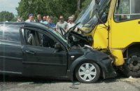 У Києві легковик протаранив маршрутку