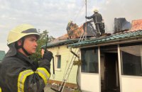 На Київщині уламки ракет та “шахедів” пошкодили декілька будинків та кладовище