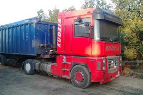 СБУ заблокировала партию контрабандных сигарет и алкоголя в Донецкой области