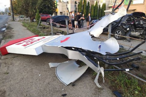 В Ивано-Франковске девушка на BMW разбила пять автомобилей на парковке
