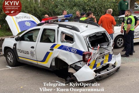 В Киеве женщина-водитель на Audi опрокинула полицейский Renault