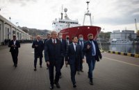 Зеленский осмотрел ледокол "Ноосфера", который приобрели для украинских полярников 