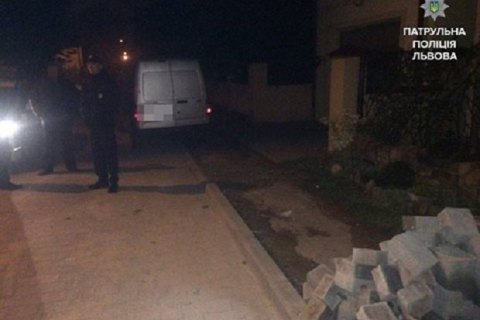 Патрульні Львова затримали крадія вуличної бруківки