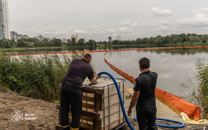 Рятувальники продовжують ліквідовувати забруднення Кирилівського озера після російського обстрілу Києва