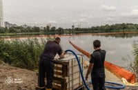 Рятувальники продовжують ліквідовувати забруднення Кирилівського озера після російського обстрілу Києва