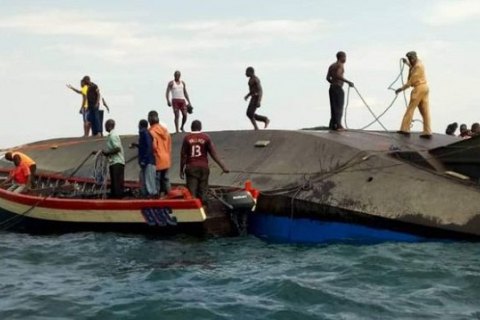 При крушении парома в Танзании погибли 136 человек