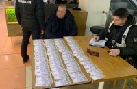 Посадовця КП “Київблагоустрій” затримали під час отримання 100 тисяч грн хабаря за дозвіл на торгівлю у столиці