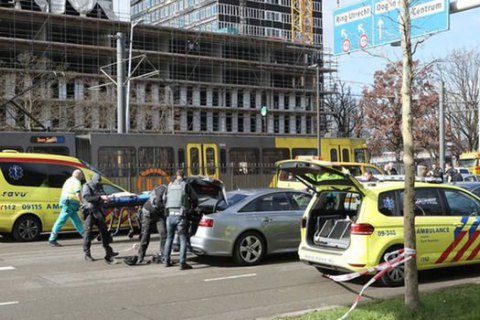 В Утрехте мужчина открыл стрельбу по трамваю, есть погибшие и раненые (обновлено)