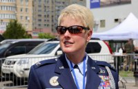 Військовий аташе Посольства США ознайомилася зі стендом авіакомпанії "Українські вертольоти" на виставці в Києві