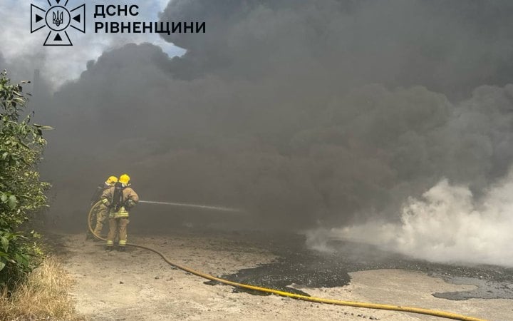 ​На Рівненщині горить підприємство