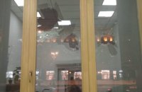 Полиция задержала мужчину, разбившего окно в здании КГГА