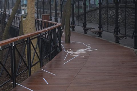 В Киеве хулиганы оборвали LED-подсветку перил на Аллее художников