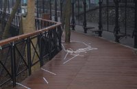 В Киеве хулиганы оборвали LED-подсветку перил на Аллее художников