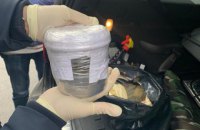 В Киеве задержали мужчину, который пытался продать 10 кг ртути 
