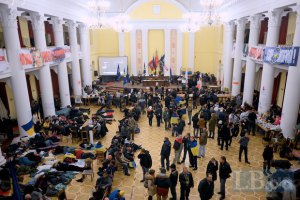 Милиция грозит "действовать жестко", если админздания не освободят