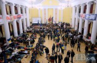 Милиция грозит "действовать жестко", если админздания не освободят