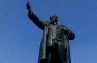 Милиция задержала подростка, нарисовавшего цветок на памятнике Ленину