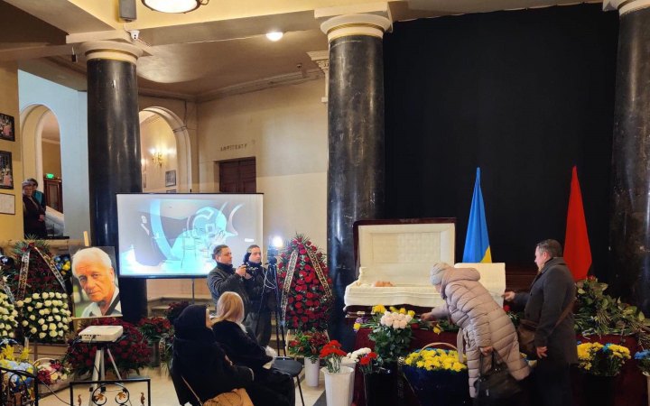 У Києві сьогодні попрощалися з Степаном Хмарою