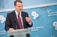 Сикорский: Украина - слишком важная страна, чтобы быть изолированной