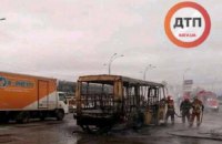 Возле станции метро "Лесная" сгорела маршрутка "Киев-Бровары" (обновлено)