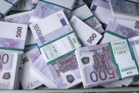 Бездомный, укравший в аэропорту Парижа €500 млн, утверждает, что деньги у него украли