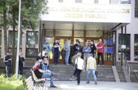 Невідомі заблокували роботу ВККС і оточили будівлю (оновлено)