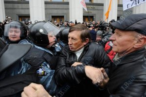 Митингующие вновь пошли на штурм Рады