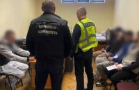На Прикарпатті судитимуть п’ятьох чоловіків за крадіжки з банківських рахунків 33 українців
