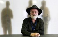 Недописанные книги Терри Пратчетта уничтожили при помощи парового катка