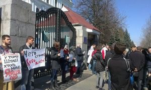 В Киеве пикетируют здание Министерства обороны