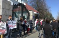 В Киеве пикетируют здание Министерства обороны