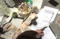 Под Киевом задержали коммунальщиков, требовавших откаты за поставку детского питания