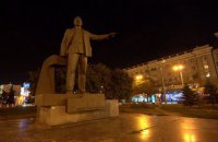 В Днепропетровске свалили памятник Петровскому (добавлены фото)