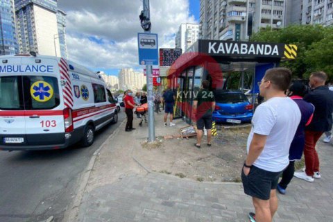 В Киеве легковушка влетела в кафе на остановке, есть пострадавшие (обновлено)