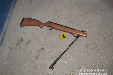 В Кривом Роге для задержания пьяного дебошира с винтовкой полицейский применил оружие