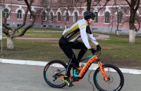 ​Кличко приехал голосовать на велосипеде
