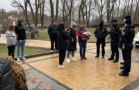 У центрі Києва поліція конфіскувала птахів, яких використовували для заробітку на фото 