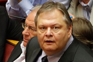 Министра финансов Греции облили йогуртом 