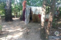 Полиция забрала двух маленьких детей у матери, живущей в лесной палатке под Киевом