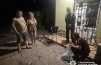 На Одещині п'яний чоловік погрожував сокирою продавчині та відвідувачам магазину і вкрав велосипед